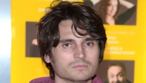 Angelo Duro: il tour “Tre Belle Notizie” conquista il pubblico