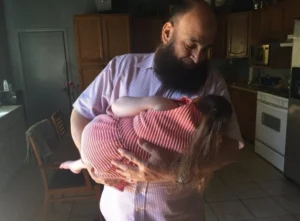 L’uomo che accompagna i bambini terminali perché nessuno muoia da solo